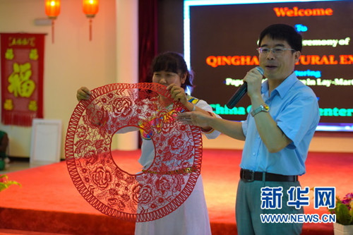 中国侨网青海省的民间工艺美术大师王凤英(藏族)展示剪纸成品。(杨?D 摄)