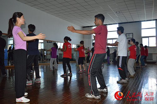 中国侨网九国留学生来天津体育学院体验中国功夫