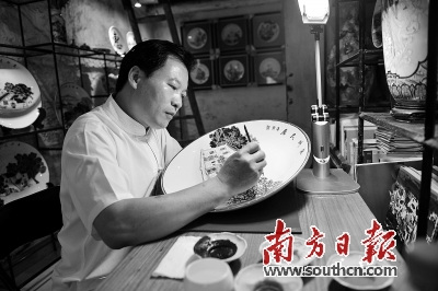 中国侨网刘汉新在自己的老宅子里潜心创作。(王昌辉 摄)