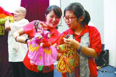 中国侨网漳州市木偶剧团演员与印尼大学木偶艺术社团演员互动交流。（吕明 摄）