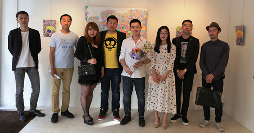 中国侨网董明浩（右4）与艺术同行们在画展开幕式上。（《欧洲时报》/孔帆 摄）