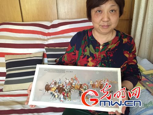 中国侨网吴鸣文最近完成的双面精微绣《丝绸之路》。（陈敏 摄）