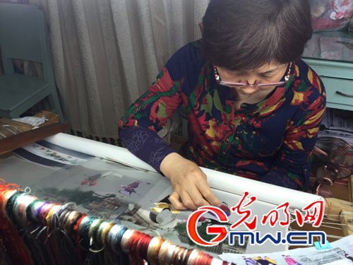 中国侨网59岁的吴鸣文仍坚持每天刺绣3个小时以上。（陈敏 摄）
