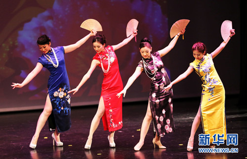 中国侨网“锦绣中华”首届阿联酋华人旗袍秀30日在迪拜的阿联酋购物中心举行，展示了中国传统服饰的独特韵味。（李震 摄）