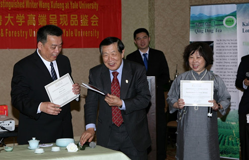 中国侨网李昌钰博士(左二)向王旭烽团长(右一)、冰凌先生颁发了嘉奖状,表彰他们为中美文化交流所作出的贡献。(李亚维 摄)