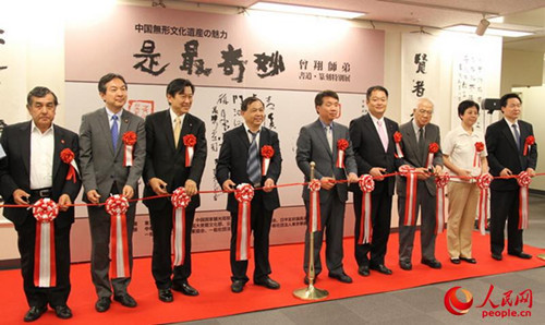 中国侨网出席开展仪式的嘉宾为展览剪彩