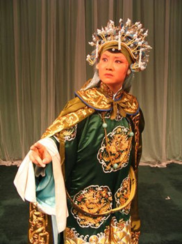 中国侨网张兰扮演的佘太君。（美国《侨报》）