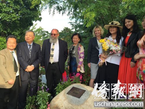中国侨网皇后社区学院以及侨界代表与张温帙一起为雕塑园揭幕。（美国《侨报》/邹斌 摄）