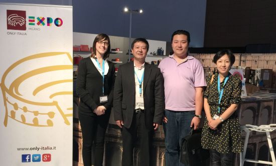 中国侨网北京非物质文化遗产发展基金会办公室副主任陆平山和威尼斯水馆工作人员合影。(意大利欧联通讯社)