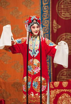 梅派京剧传人郭霄:京剧并未没落 票友依然热情