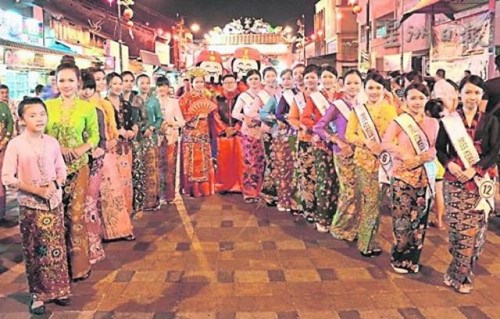 中国侨网象征登州土生华裔的美娘身穿传统服饰列队欢迎宾客。(马来西亚《星洲日报》)