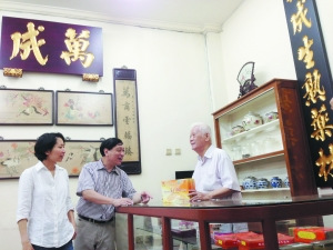 中国侨网著名药师佘志强(图中)和疾控专家、国家中医药管理局中医药文化科普巡讲团专家邝慧玲(图左)在印尼考察药店。(于婉珈 摄)