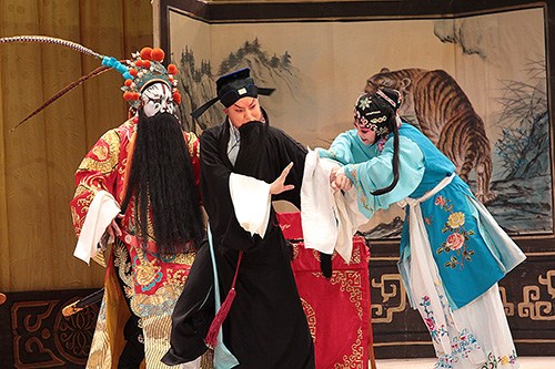 中国侨网“纽约梨园社”演出剧照。(美国《侨报》)