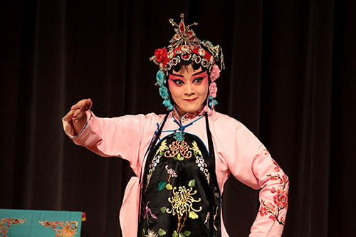 中国侨网花旦杨玲美艳台风。(美国《侨报》)