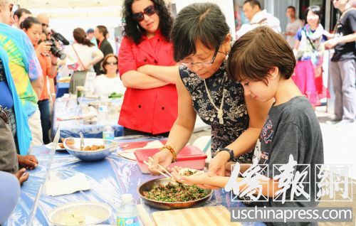 中国侨网孩子学包饺子。（美国《侨报》/苏夏竹 摄）