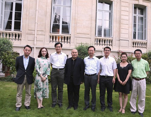 中国侨网杨赤院长(左4)携演员窦晓璇、陈宇(左2、右2)与殷福主任(右4)、魏军副主任(右1)、李永清处长(右3)、张晓贝总裁(左3)、梁扬总编(左1)等在巴黎文化中心内合影。(法国《欧洲时报》/孔帆 摄)
