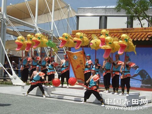 中国侨网青田鱼灯舞动世博