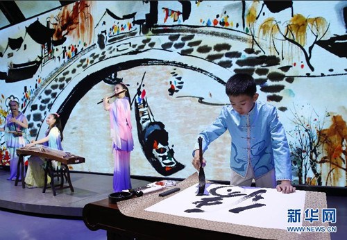 中国侨网6月9日，在意大利米兰世博园，一名小书法家在中国馆上海周开幕式上表演书法。当日，为期5天的米兰世博园中国馆上海周揭幕，将展示中国时尚之都上海的文化魅力。（叶平凡 摄）