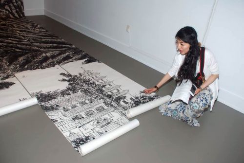 中国侨网来自中国成都的田海酥介绍她用半年时间,以溜冰鞋为作画工具,完成的巨幅山水。(美国《侨报》/吴卓明 摄)