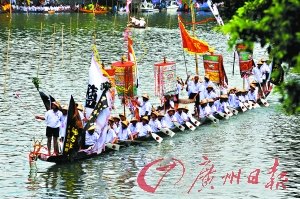 中国侨网往年端午节盐步老龙江上展风采。(何波 摄)