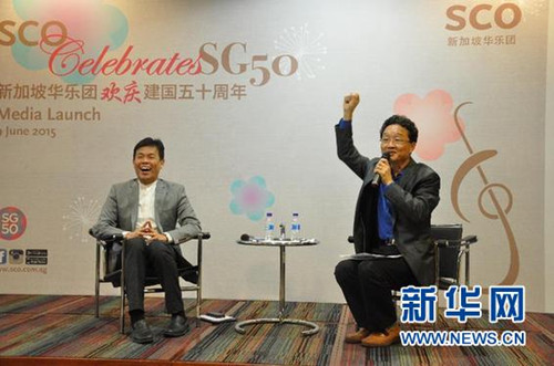 中国侨网图为新加坡华乐团行政总监何伟山（左）及音乐总监叶聪（右）在新乐季发布会上