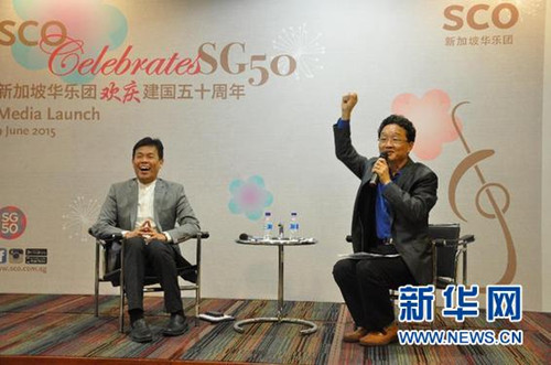 中国侨网图为新加坡华乐团行政总监何伟山(左)及音乐总监叶聪(右)在新乐季发布会上