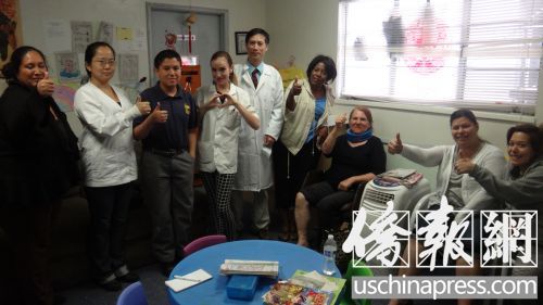 中国侨网前来就诊的病患个个竖起大拇指夸赞周医师的蜂疗。(美国《侨报》/高睿 摄)