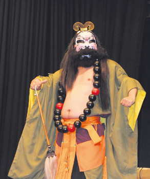 中国侨网高苍健表演《野猪林》片段。(法国《欧洲时报》德国版/陈磊 摄)