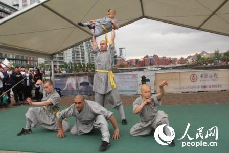 中国侨网开幕式上，英国的“少林寺武术表演”（黄培昭 摄）