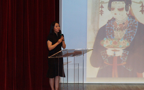 中国侨网楚艳讲解中国衣裳之美。(法国《欧洲时报》/姜婉茹 摄)