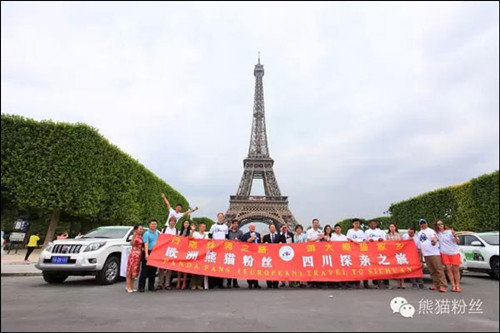 中国侨网熊猫粉丝团车队在埃菲尔铁塔下合影留念