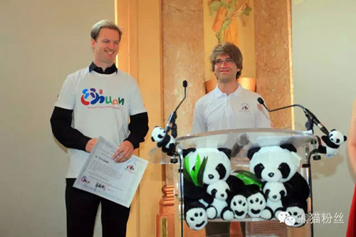 中国侨网法国熊猫粉丝Pierre Demont与Alexander