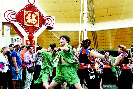 中国侨网湖北特色展演吸引世界各地游客。（胡汉昌 摄）