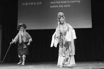 中国侨网《秋江》浪漫诙谐的内容给观众留下深刻印象