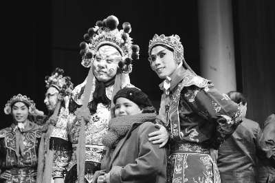 中国侨网演出结束后,开普敦观众争相上台与演员合影