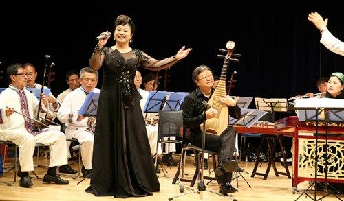 中国侨网江西省歌舞剧院著名女高音歌唱家邬成香副院长。(日本《中文导报》)