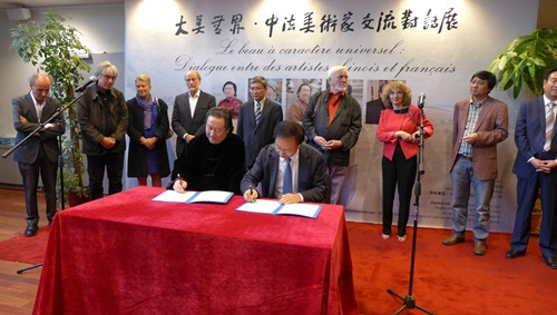 中国侨网殷福主任与杨晓阳院长签署《关于巴黎中国文化中心设立中国国家画院巴黎艺术交流基地的协议》