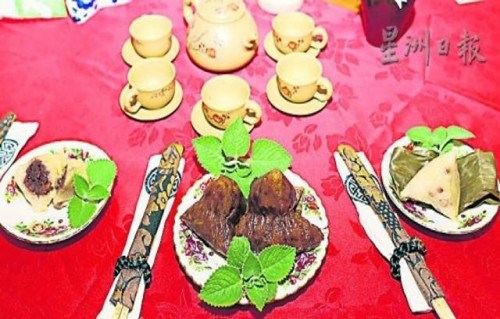 中国侨网“端午碱粽乡情侬”的滑溜幼嫩，是务边华人妇女协会精心制作的粽子。（马来西亚《星洲日报》）