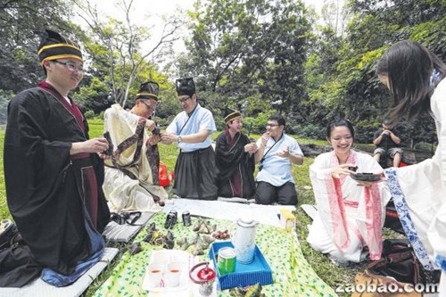 中国侨网新加坡汉文化协会的成员和公众一起穿汉服饮茶吃粽子，共度与众不同的端午节。（新加坡《联合早报》/谢智扬 摄）
