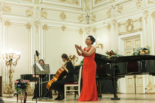 中国侨网李歌在圣彼得堡著名的爱乐乐团小厅演唱歌曲。