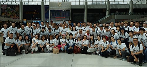 中国侨网中国国家京剧院赴美演出团一行71人23日上午抵达纽约市肯尼迪国际机场。(美国《侨报》/邹斌 摄)