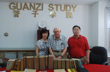 中国侨网《管子》英译本译者李克博士（中）和管必红（右）及其太太朱承慧在赠书典礼上。（美国《世界日报》/潘涵 摄）