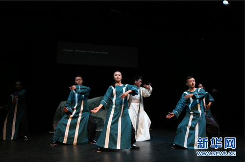 中国侨网演出中颇具太极色彩的舞蹈表演。(邹乐 摄)