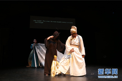 中国侨网穿着东方服饰的“俄狄浦斯”在演出中和木偶对戏,木偶表演生动传神引来现场观众阵阵笑声。(邹乐 摄)