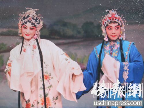 中国侨网郭霄和李晨扮演《白蛇传》中的白娘子和小青。(美国《侨报》/林菁 摄)
