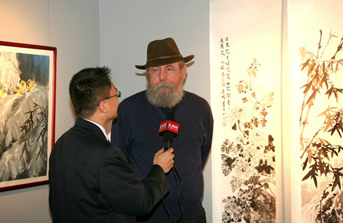中国侨网美国艺术家赞叹中国画家的牡丹国画作品。(李亚维 摄)