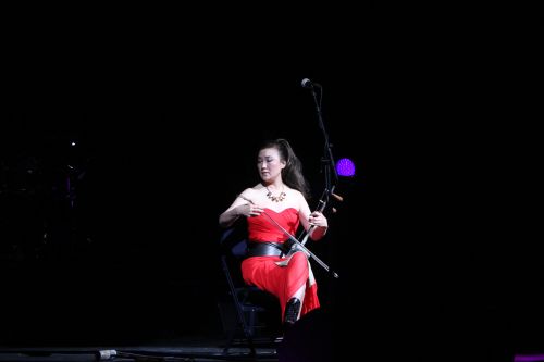 中国侨网吴小妹演奏《How deep is your love》。(美国《侨报》)