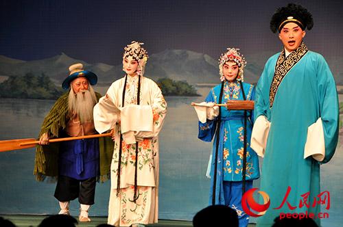 中国侨网郭霄和李晨饰演《白蛇传·游湖》中的白娘子和小青,张兵饰演许仙。(殷淼)