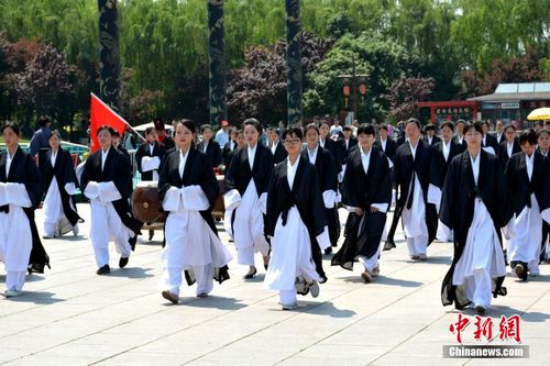 中国侨网资料图:2015年4月25日,一场隆重的成人礼在西安大唐芙蓉园内击鼓开始.李思默 摄
