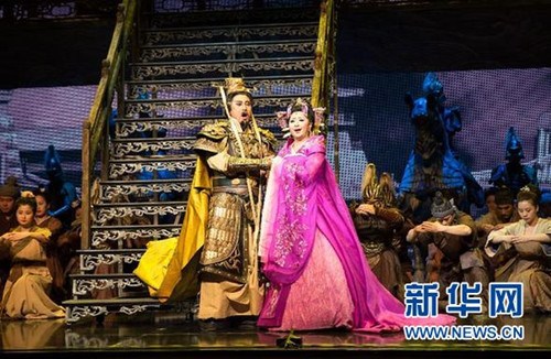 中国侨网6月30日，在瑞士日内瓦莱蒙剧院，演员戴玉强（中左）和殷秀梅（中右）在中国大型原创歌剧《运之河》中分别饰演隋炀帝和萧皇后。当晚，中国大型原创歌剧《运之河》在日内瓦举行首场演出，正式拉开其长达20多天的欧洲巡演序幕。（徐金泉 摄）